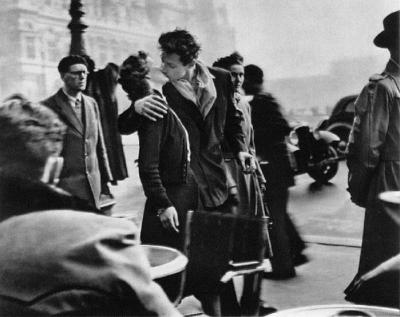 20061113211429-doisneau-kiss-by-the-hotel-de-ville-2.jpg